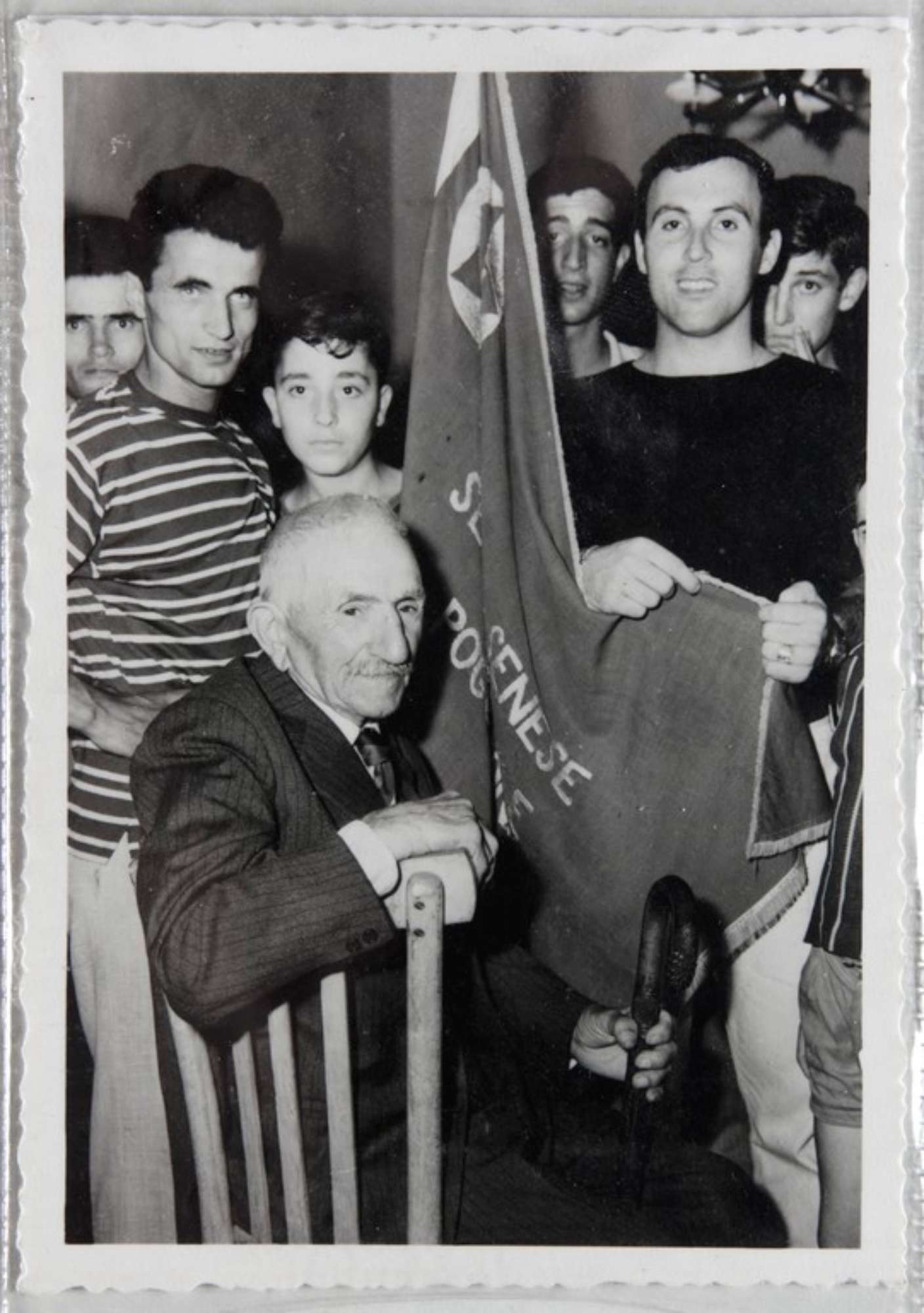 Poggibonsi, 18-19 luglio 1964, XX° anniversario della liberazione e conferimento ad Alcide Cervi della cittadinanza onoraria. Foto ricordo di alcuni giovani con Alcide Cervi e bandiera